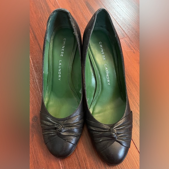 Sz.7-NWOB- Black Leather Wedge Pumps- Chinese Laundry - Picture 5 of 9